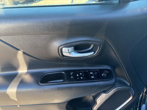 Used 2023 Jeep Renegade Latitude w/ Sun & Fun Group image 12