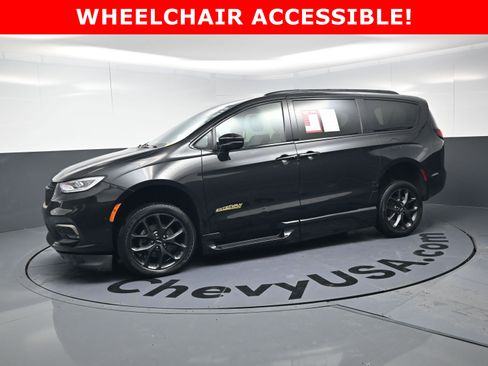 Used 2022 Chrysler Pacifica Touring-L w/ S Appearance Package image 12