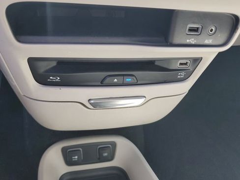 Used 2019 Chrysler Pacifica Touring-L Plus image 29