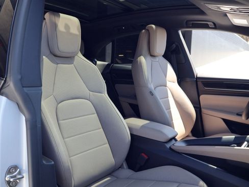 Certified 2025 Porsche Macan 4 Electric AWD/4WD image 23