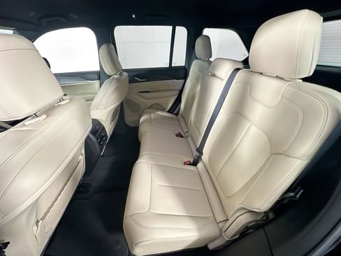 Used 2023 Jeep Grand Cherokee Limited w/ Black Appearance Package image 24