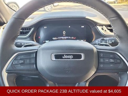 Used 2024 Jeep Grand Cherokee L Laredo image 12