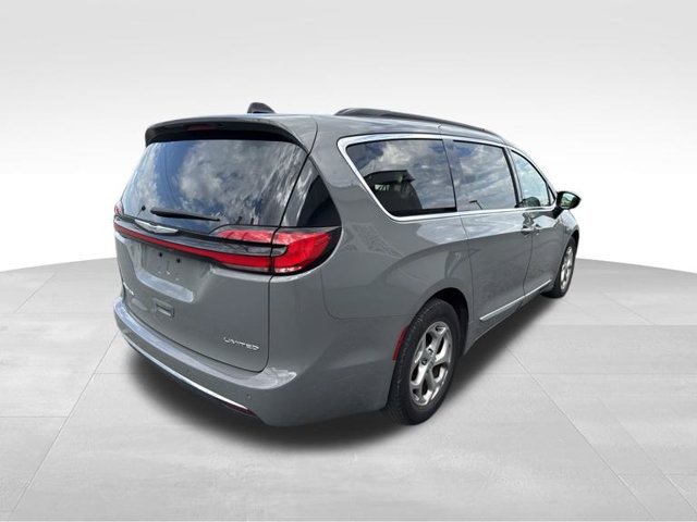 Used 2023 Chrysler Pacifica Limited w/ Uconnect Theater Family Group FWD image 8