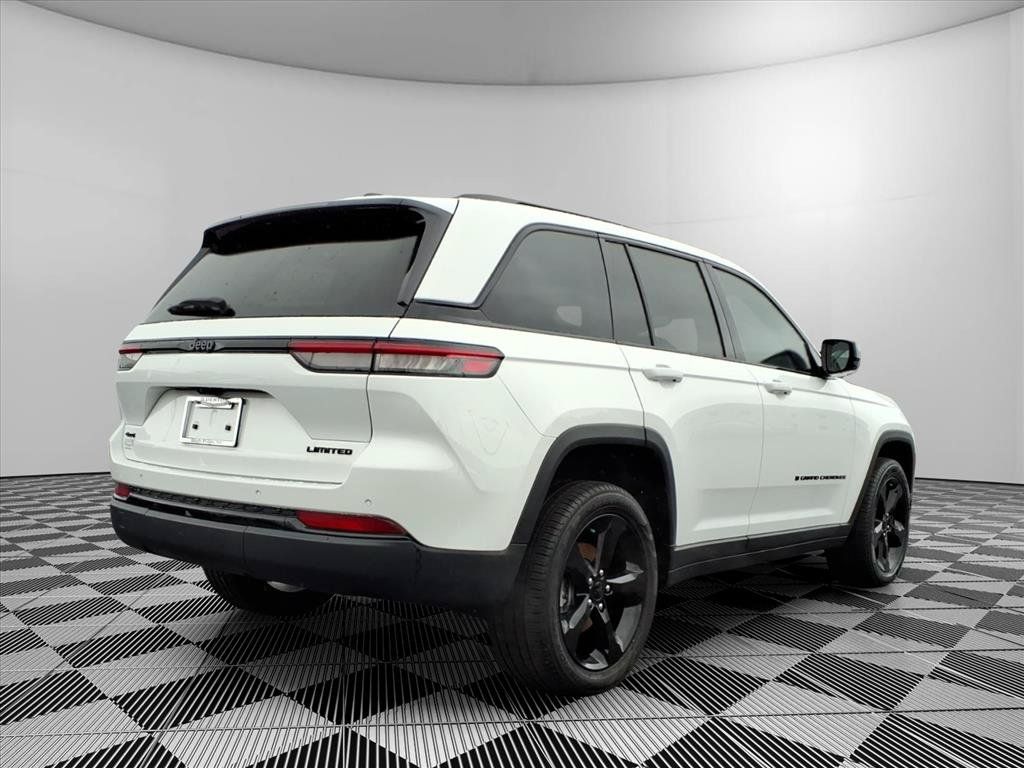 Used 2023 Jeep Grand Cherokee Limited w/ Luxury Tech Group II AWD/4WD image 28