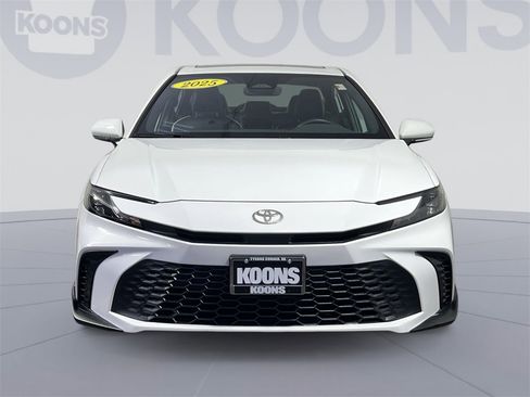 Used 2025 Toyota Camry SE image 11
