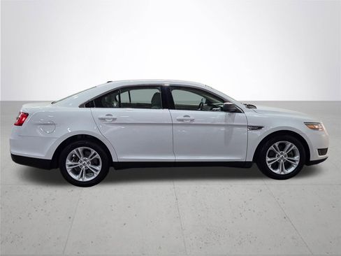 Used 2015 Ford Taurus SE image 9
