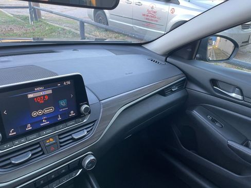 Used 2025 Nissan Altima 2.5 SV image 34