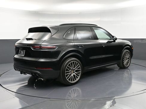 Certified 2023 Porsche Cayenne Platinum Edition image 8