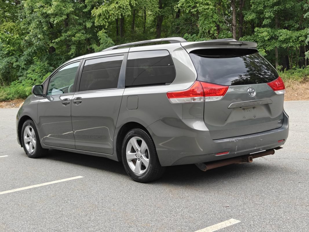 Used 2011 Toyota Sienna LE FWD image 3