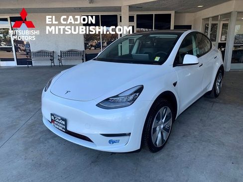 Used 2021 Tesla Model Y Long Range image 11