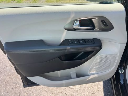 Certified 2024 Chrysler Pacifica Touring-L FWD image 21