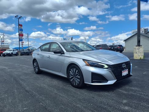 Used 2024 Nissan Altima 2.5 SV FWD image 3