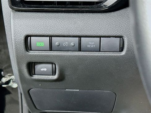Used 2024 Nissan Sentra SV FWD image 16