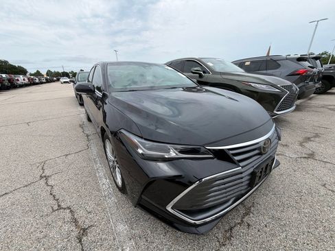 Used 2019 Toyota Avalon Limited FWD image 3