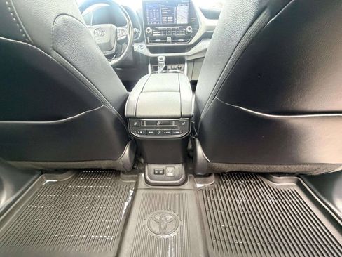 Used 2021 Toyota Highlander Platinum AWD/4WD image 34