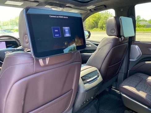 Used 2024 Cadillac Escalade Premium Luxury Platinum w/ Heavy-Duty Trailer Package AWD/4WD image 23