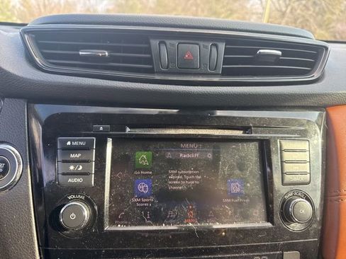 Used 2018 Nissan Rogue SL w/ Premium Package image 16