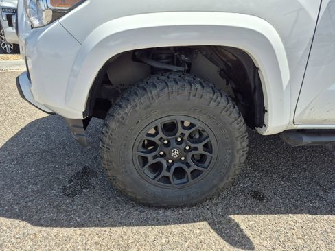 Used 2021 Toyota Tacoma SR5 AWD/4WD image 23