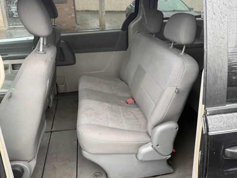 Used 2008 Chrysler Town & Country LX FWD image 17