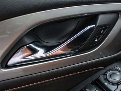 Used 2021 Chevrolet Traverse LT image 9