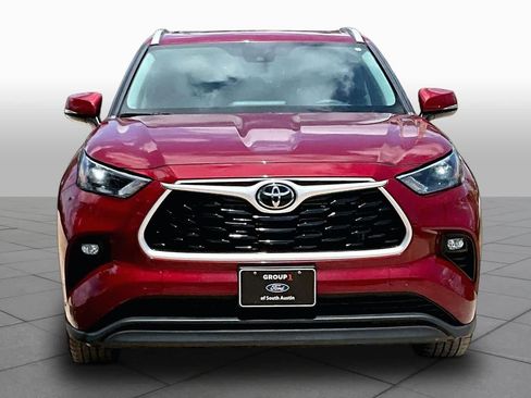 Used 2022 Toyota Highlander XLE FWD image 4