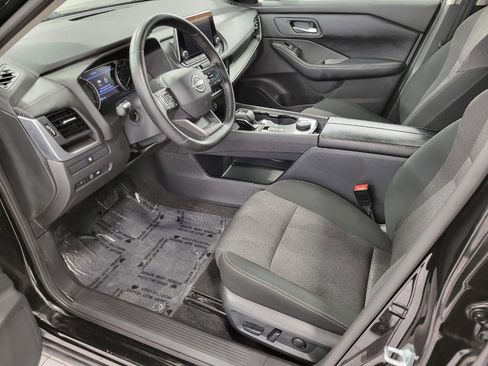 Used 2025 Nissan Rogue SV image 9