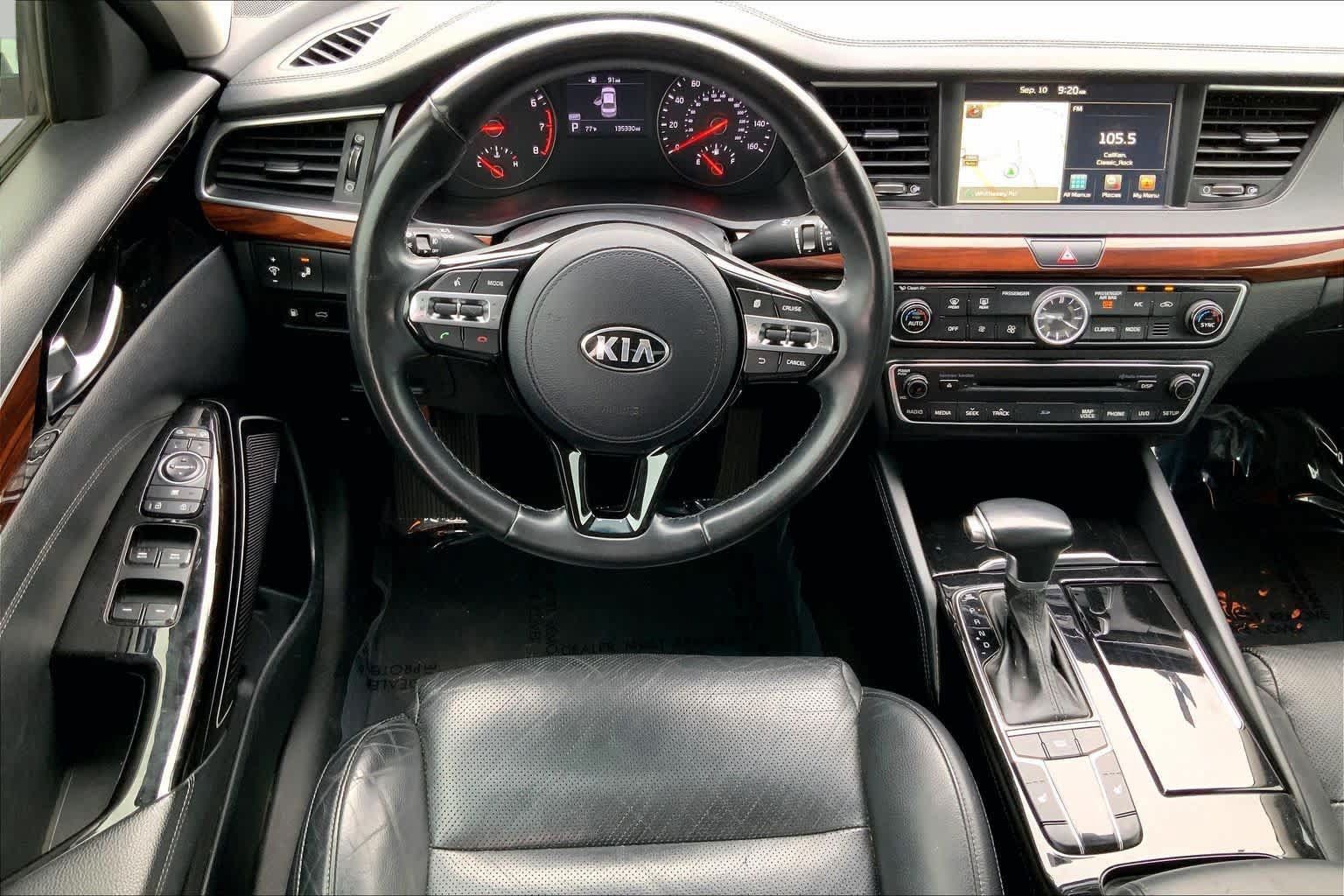 Used 2017 Kia Cadenza Premium w/ Luxury Package FWD image 6