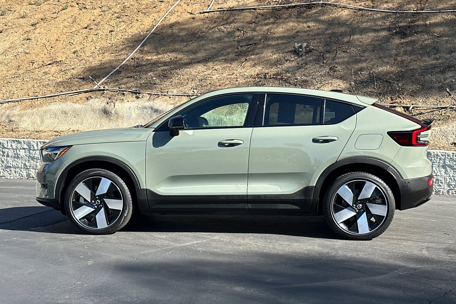 Certified 2024 Volvo C40 P8 Recharge Plus w/ Climate Package AWD/4WD image 8