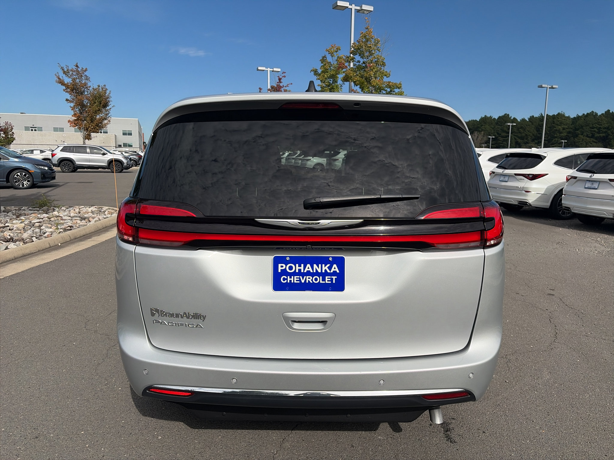 Used 2024 Chrysler Pacifica Touring-L FWD image 7