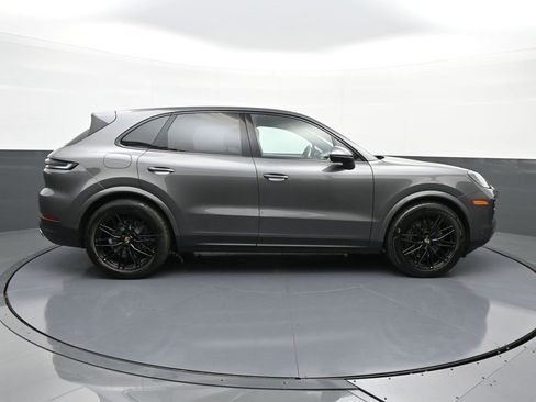 Used 2025 Porsche Cayenne image 8