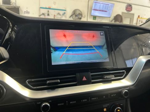 Used 2021 Kia Niro EX image 19