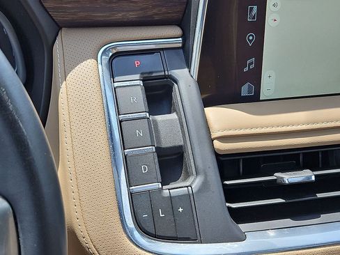 Used 2024 Chevrolet Tahoe Premier AWD/4WD image 21