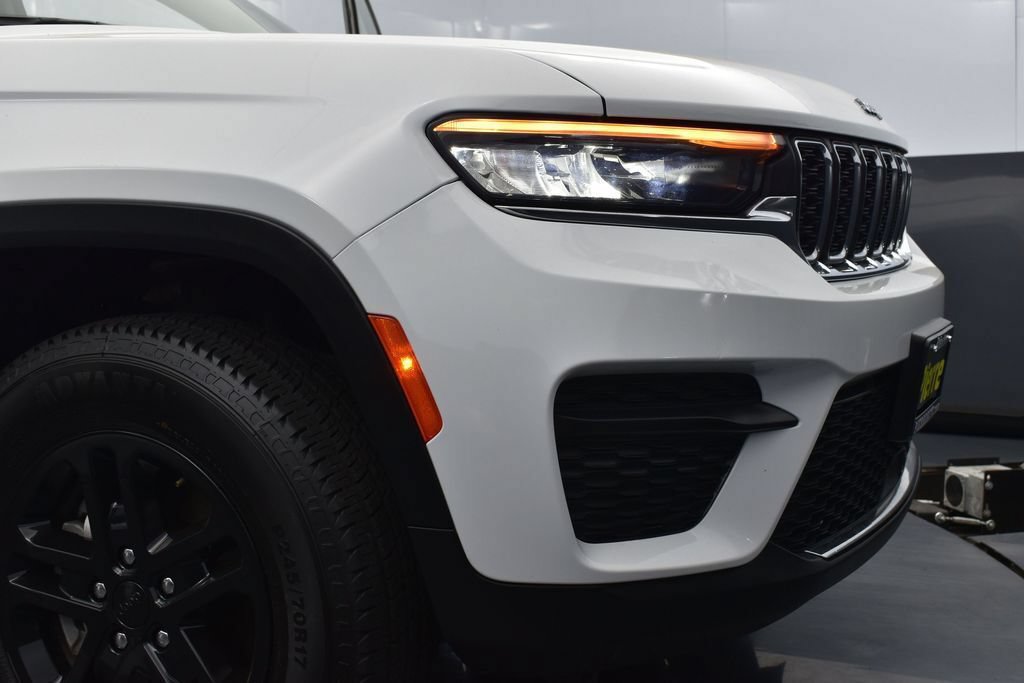 Used 2023 Jeep Grand Cherokee Laredo AWD/4WD image 22