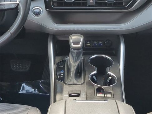 Used 2022 Toyota Highlander LE image 19