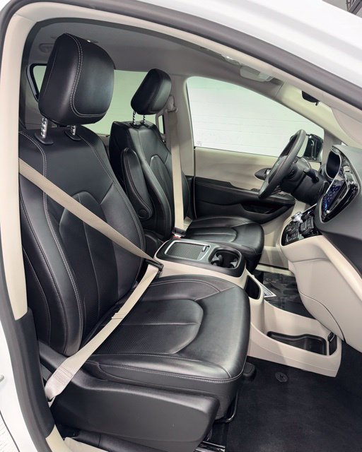 Used 2024 Chrysler Pacifica Touring-L FWD image 13