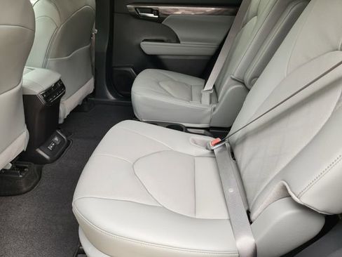 New 2026 Toyota Highlander Platinum AWD/4WD image 24