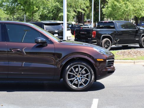Used 2022 Porsche Cayenne AWD/4WD image 22