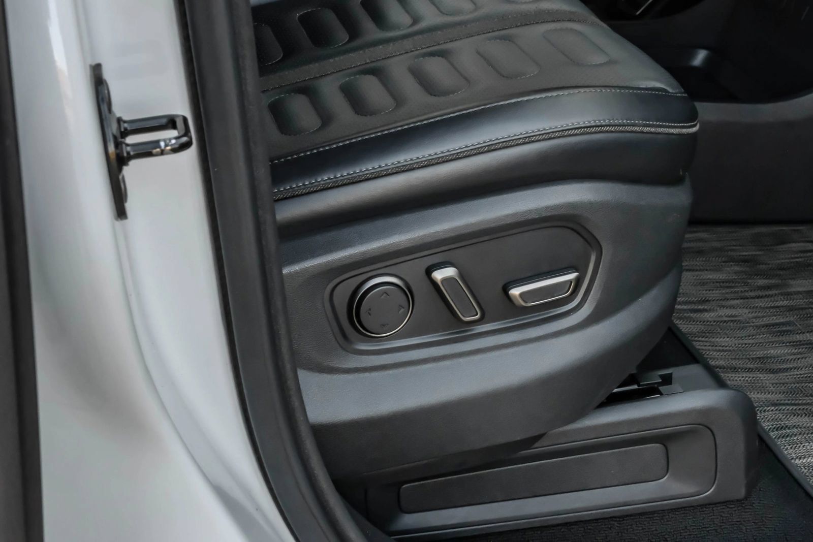 Used 2024 Rivian R1S Adventure Dual AWD/4WD image 45