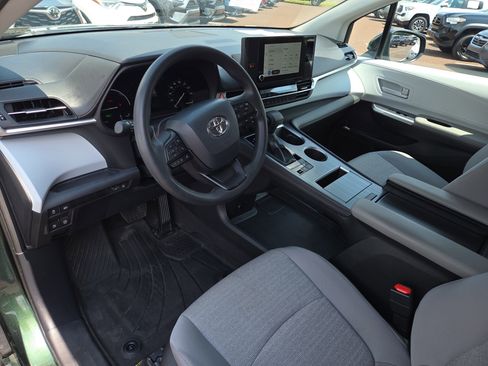 Used 2025 Toyota Sienna LE w/ LE Plus Package AWD/4WD image 15