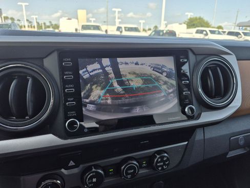 Used 2020 Toyota Tacoma SR5 AWD/4WD image 6