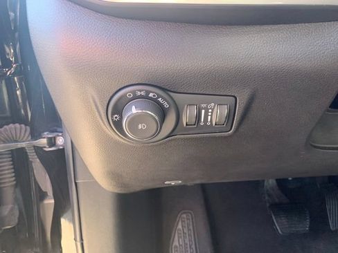 Used 2025 Jeep Compass Latitude w/ Sun & Sound Group AWD/4WD image 24