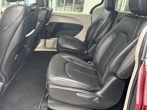 Used 2023 Chrysler Pacifica Touring-L w/ Uconnect Theater Family Group image 23