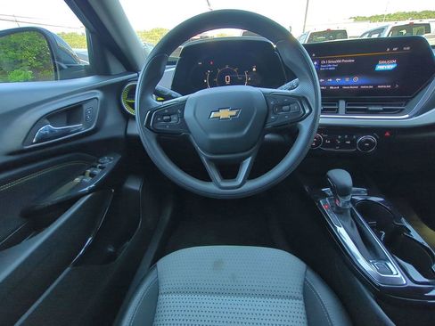 Used 2025 Chevrolet Trax LT FWD image 18