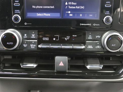 Used 2021 Toyota Highlander XLE image 31