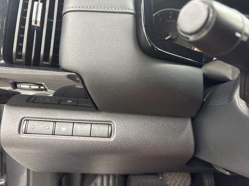 Used 2024 Nissan Pathfinder SV FWD image 14
