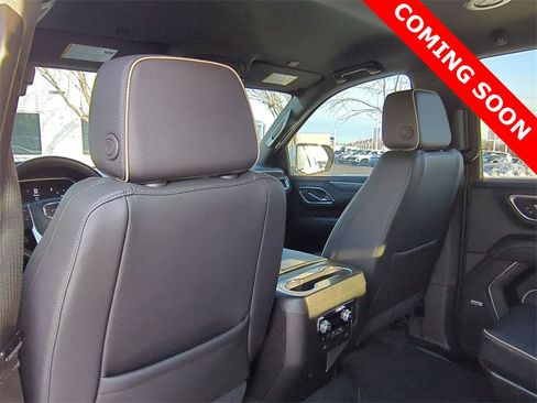 Used 2024 GMC Yukon SLT w/ SLT Luxury Package image 18