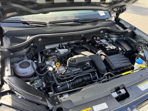 Used 2025 Volkswagen Taos SE image 38