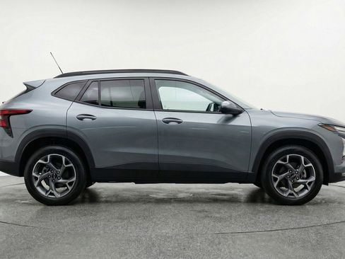 Used 2025 Chevrolet Trax LT FWD image 11