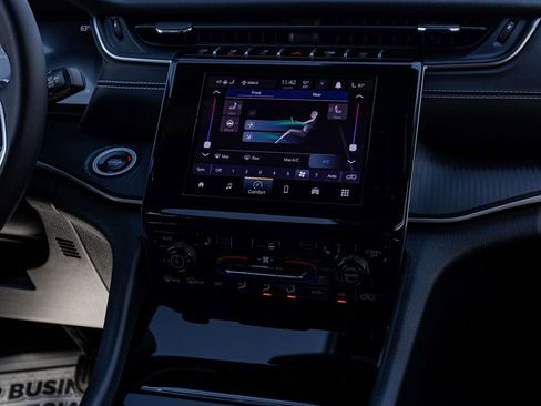 Used 2024 Jeep Grand Cherokee L Altitude image 20