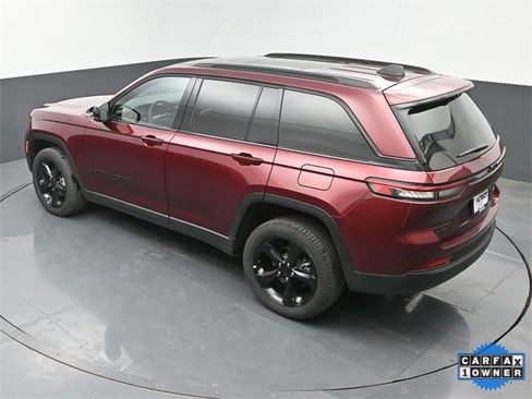 Used 2025 Jeep Grand Cherokee Limited w/ Luxury Tech Group II image 31